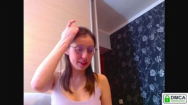 Snapshot of Sophi_Cute chatting on April 5, 12:46 pm Sophi Cute online show from April 5, 12:46 pm
