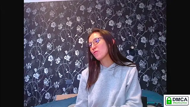 Snapshot of Sophi_Cute chatting on April 19, 10:25 am Sophi Cute online show from April 19, 10:25 am