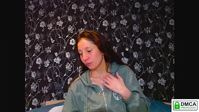 Snapshot of Sophi_Cute chatting on May 9, 12:43 pm Sophi Cute online show from May 9, 12:43 pm