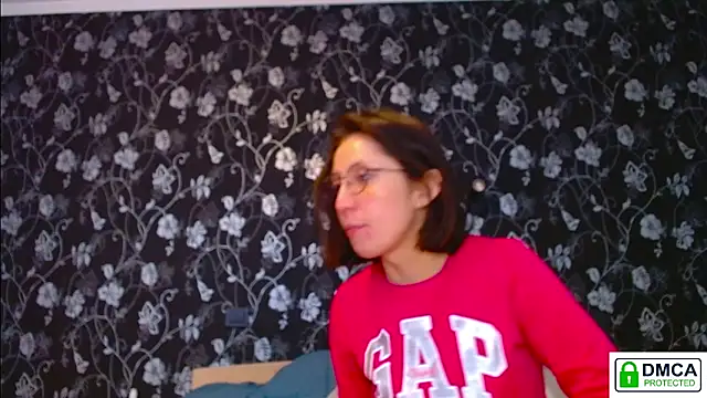 Snapshot of Sophi_Cute chatting on May 19, 12:33 pm Sophi Cute online show from May 19, 12:33 pm