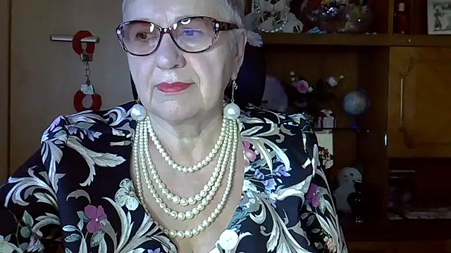 Snapshot of SweetCherry27 chatting on October 2, 5:25 am SweetCherry27 online show from October 2, 5:25 am