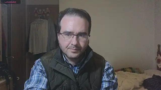 Snapshot of curiosillo83 chatting on February 4, 3:57 pm curiosillo83 online show from February 4, 3:57 pm