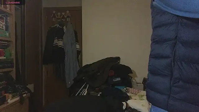 Snapshot of curiosillo83 chatting on February 21, 12:49 am curiosillo83 online show from February 21, 12:49 am