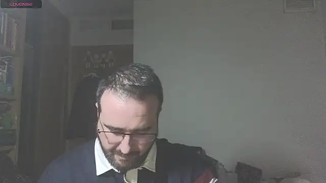 Snapshot of curiosillo83 chatting on February 21, 6:04 pm curiosillo83 online show from February 21, 6:04 pm