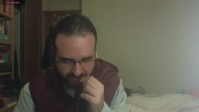 Snapshot of curiosillo83 chatting on March 6, 12:21 am curiosillo83 online show from March 6, 12:21 am