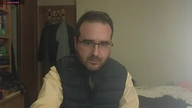 Snapshot of curiosillo83 chatting on March 6, 3:35 pm curiosillo83 online show from March 6, 3:35 pm