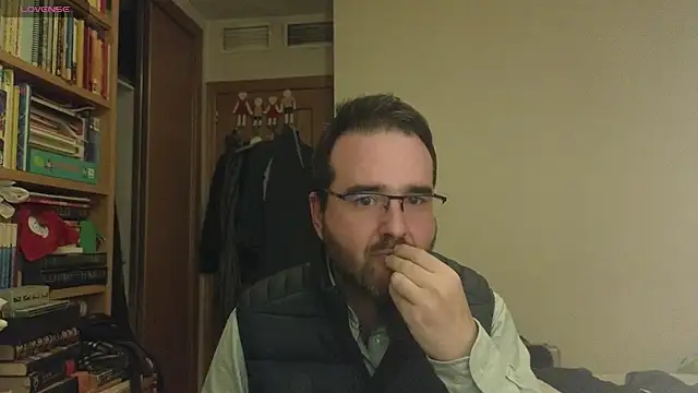 Snapshot of curiosillo83 chatting on March 10, 5:18 pm curiosillo83 online show from March 10, 5:18 pm