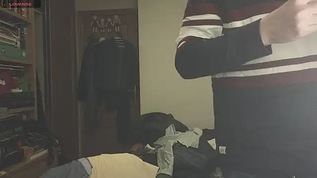 Snapshot of curiosillo83 chatting on March 12, 6:22 pm curiosillo83 online show from March 12, 6:22 pm