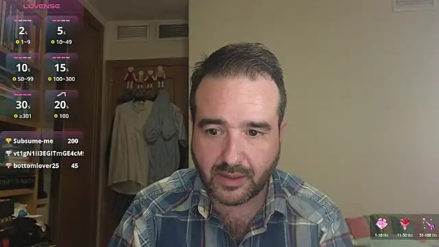 Snapshot of curiosillo83 chatting on October 16, 8:32 pm curiosillo83 online show from October 16, 8:32 pm