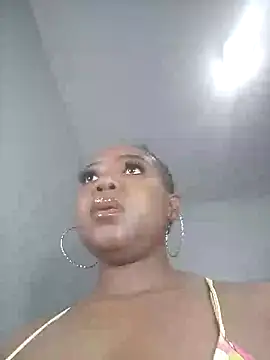 Snapshot of Sexypresh302 chatting on February 9, 12:28 am Sexypresh302 online show from February 9, 12:28 am