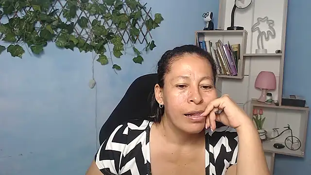 Snapshot of mature_martina chatting on December 20, 7:43 pm mature martina online show from December 20, 7:43 pm