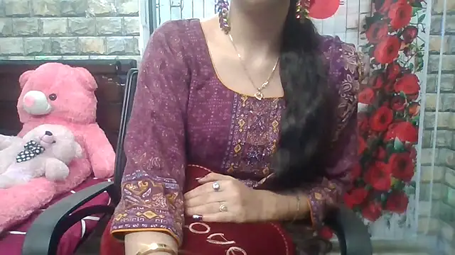 Snapshot of Sexy_iknoor chatting on February 24, 5:27 am Sexy iknoor online show from February 24, 5:27 am