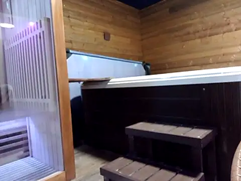 Snapshot of feline27 chatting on October 23, 10:36 am feline27 online show from October 23, 10:36 am