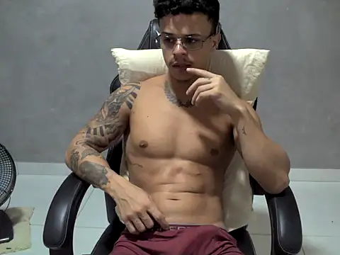 Snapshot of Gust027 chatting on April 13, 2:28 am Gust027 online show from April 13, 2:28 am