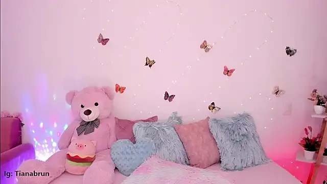 Snapshot of Zara_uwu_ chatting on November 13, 10:47 am Zara uwu online show from November 13, 10:47 am