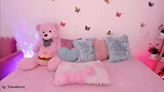 Snapshot of Zara_uwu_ chatting on November 22, 12:15 pm Zara uwu online show from November 22, 12:15 pm