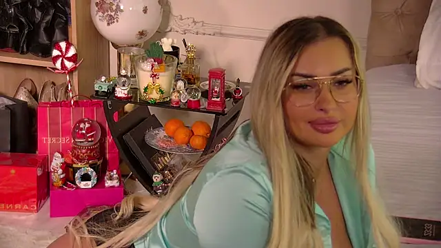 Denisse Perry online show from December 18, 9:32 pm