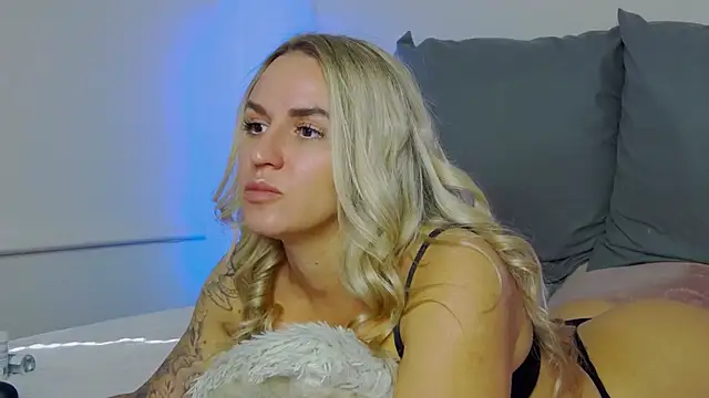 Snapshot of SofiJames chatting on September 21, 7:10 am SofiJames online show from September 21, 7:10 am