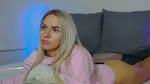 Snapshot of SofiJames chatting on October 1, 7:03 am SofiJames online show from October 1, 7:03 am