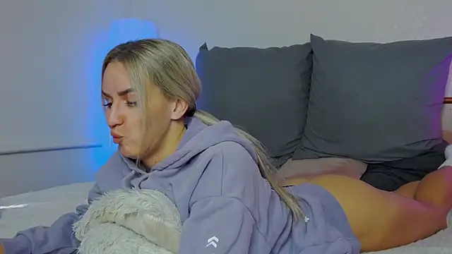 Snapshot of SofiJames chatting on October 2, 7:15 am SofiJames online show from October 2, 7:15 am