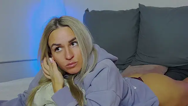 Snapshot of SofiJames chatting on October 4, 6:44 am SofiJames online show from October 4, 6:44 am