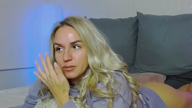 Snapshot of SofiJames chatting on October 7, 6:54 am SofiJames online show from October 7, 6:54 am