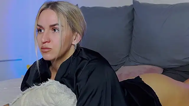 Snapshot of SofiJames chatting on October 8, 6:55 am SofiJames online show from October 8, 6:55 am