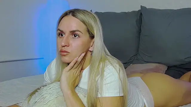 Snapshot of SofiJames chatting on October 19, 7:09 am SofiJames online show from October 19, 7:09 am