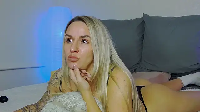 Snapshot of SofiJames chatting on October 24, 6:54 am SofiJames online show from October 24, 6:54 am