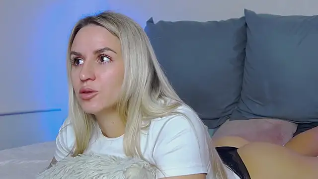 Snapshot of SofiJames chatting on October 26, 7:03 am SofiJames online show from October 26, 7:03 am