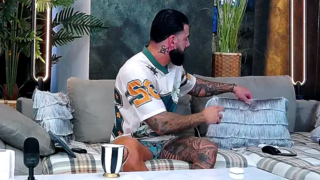 masterkingofmusclee online show from November 12, 7:31 am