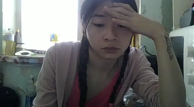 CarlyJoy online show from February 5, 10:30 am