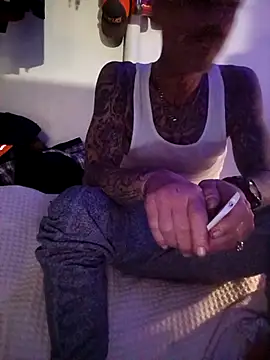 Snapshot of deepstroker42071 chatting on December 5, 12:52 am deepstroker42071 online show from December 5, 12:52 am