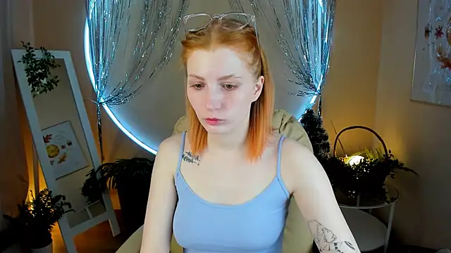 Snapshot of Mira__Blush chatting on December 8, 8:36 pm Mira Blush online show from December 8, 8:36 pm