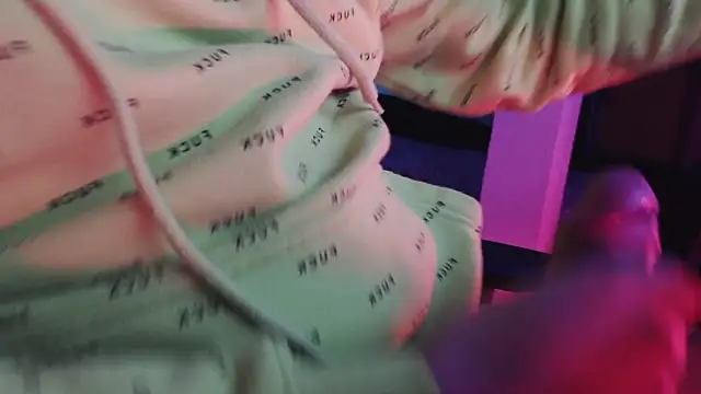 Snapshot of auilein chatting on March 22, 10:48 pm auilein online show from March 22, 10:48 pm