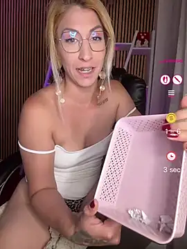 Snapshot of sofiah_ chatting on May 5, 6:27 pm sofiah online show from May 5, 6:27 pm