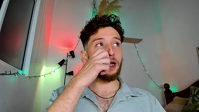 Snapshot of Juan_Castano chatting on December 18, 7:25 am Juan Castano online show from December 18, 7:25 am