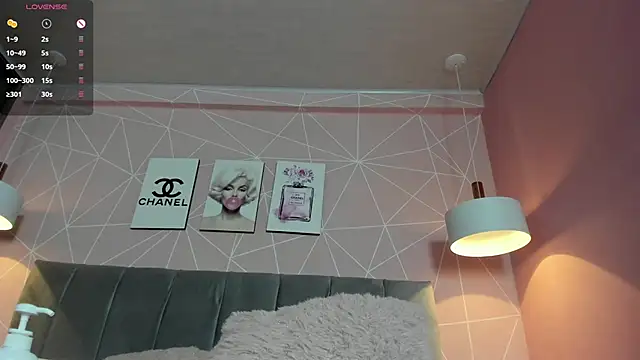 dolly zoe online show from December 3, 7:43 am