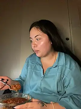 Snapshot of xocrybaby chatting on January 5, 3:32 am xocrybaby online show from January 5, 3:32 am