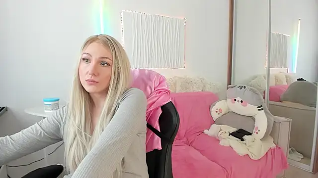 Snapshot of CarolMay chatting on March 5, 7:15 am CarolMay online show from March 5, 7:15 am