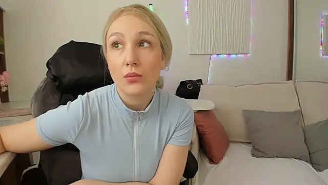 Snapshot of CarolMay chatting on April 8, 6:02 am CarolMay online show from April 8, 6:02 am