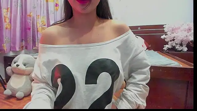 Snapshot of Mimini- chatting on February 7, 11:01 am Mimini- online show from February 7, 11:01 am