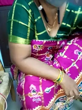 Snapshot of yours-kavaya chatting on October 31, 6:31 pm yours-kavaya online show from October 31, 6:31 pm