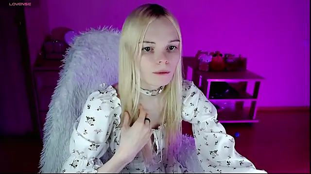 Snapshot of Emily_Nyaffee chatting on December 15, 10:47 pm Emily Nyaffee online show from December 15, 10:47 pm