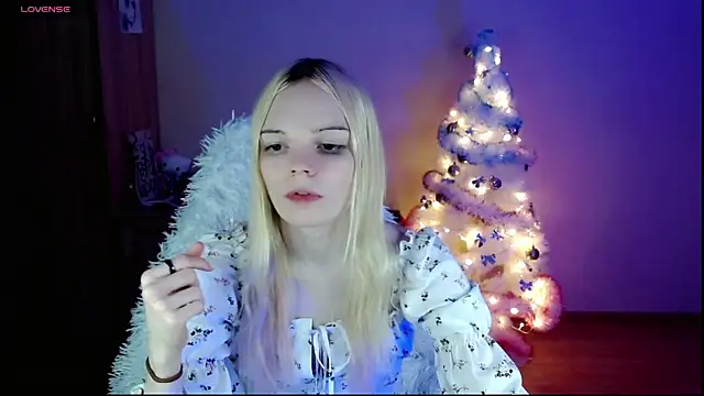 Snapshot of Emily_Nyaffee chatting on December 30, 10:12 pm Emily Nyaffee online show from December 30, 10:12 pm