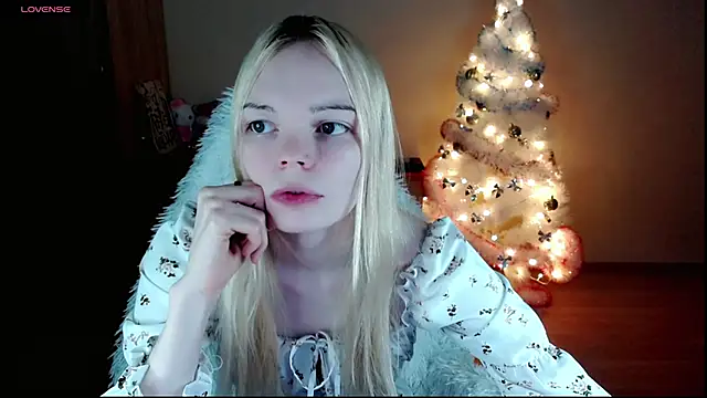 Snapshot of Emily_Nyaffee chatting on January 5, 10:08 pm Emily Nyaffee online show from January 5, 10:08 pm