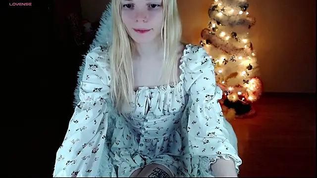 Snapshot of Emily_Nyaffee chatting on January 8, 12:17 am Emily Nyaffee online show from January 8, 12:17 am