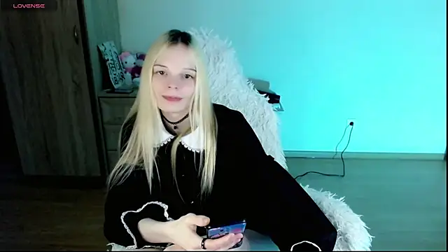 Snapshot of Emily_Nyaffee chatting on February 9, 11:36 pm Emily Nyaffee online show from February 9, 11:36 pm