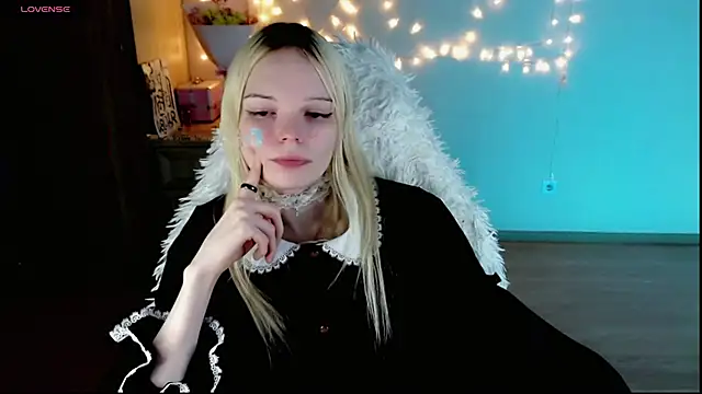 Snapshot of Emily_Nyaffee chatting on February 25, 1:41 am Emily Nyaffee online show from February 25, 1:41 am