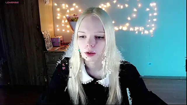 Snapshot of Emily_Nyaffee chatting on February 26, 11:04 pm Emily Nyaffee online show from February 26, 11:04 pm